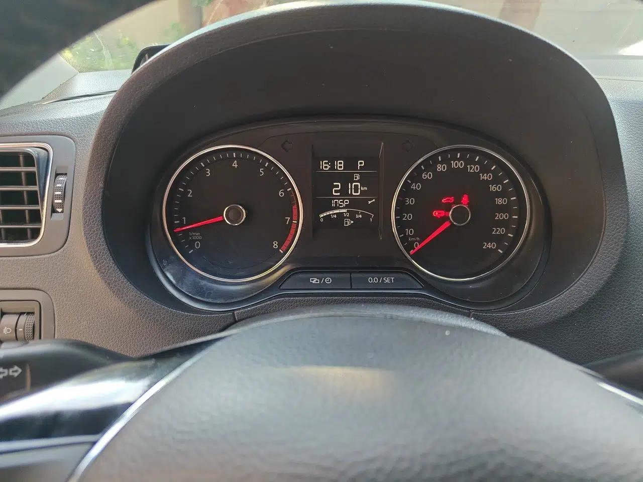 Volkswagen Polo 2016 1.6L Automatic Comfort Model — миниатюра 11