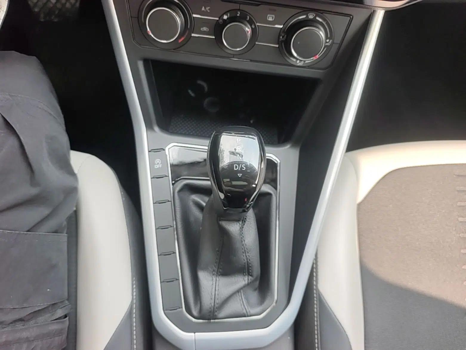 Volkswagen Polo 2019 Plus 1.5L Automatic Colorful Technology Edition — миниатюра 16