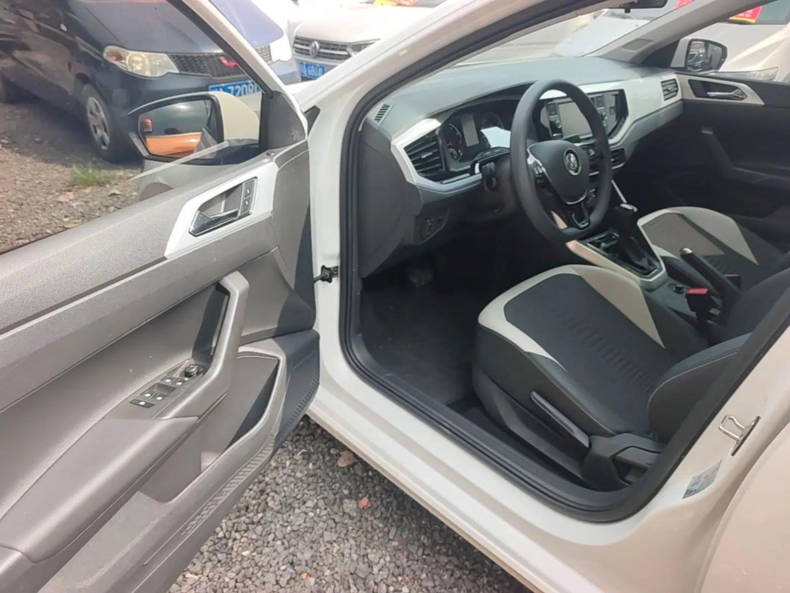 Volkswagen Polo 2019 Plus 1.5L Automatic Colorful Technology Edition — миниатюра 18