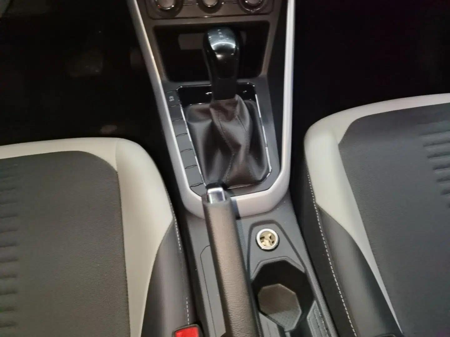 Volkswagen Polo 2019 Plus 1.5L Automatic Colorful Technology Edition — миниатюра 16
