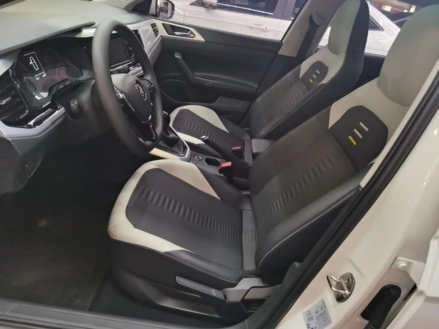 Volkswagen Polo 2019 Plus 1.5L Automatic Colorful Technology Edition — миниатюра 17