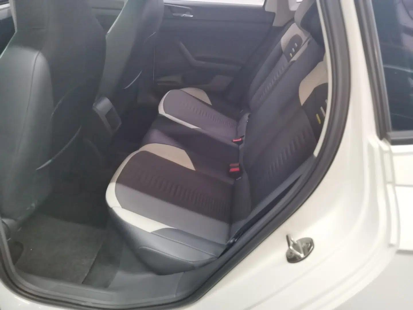 Volkswagen Polo 2019 Plus 1.5L Automatic Colorful Technology Edition — миниатюра 20