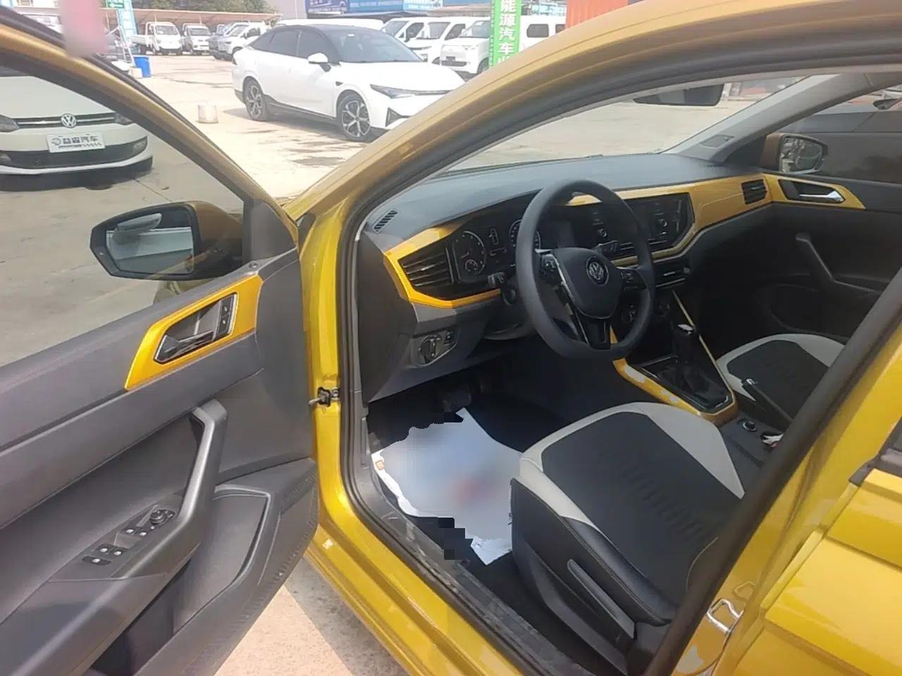 Volkswagen Polo 2019 Plus 1.5L Automatic Colorful Technology Edition — миниатюра 23