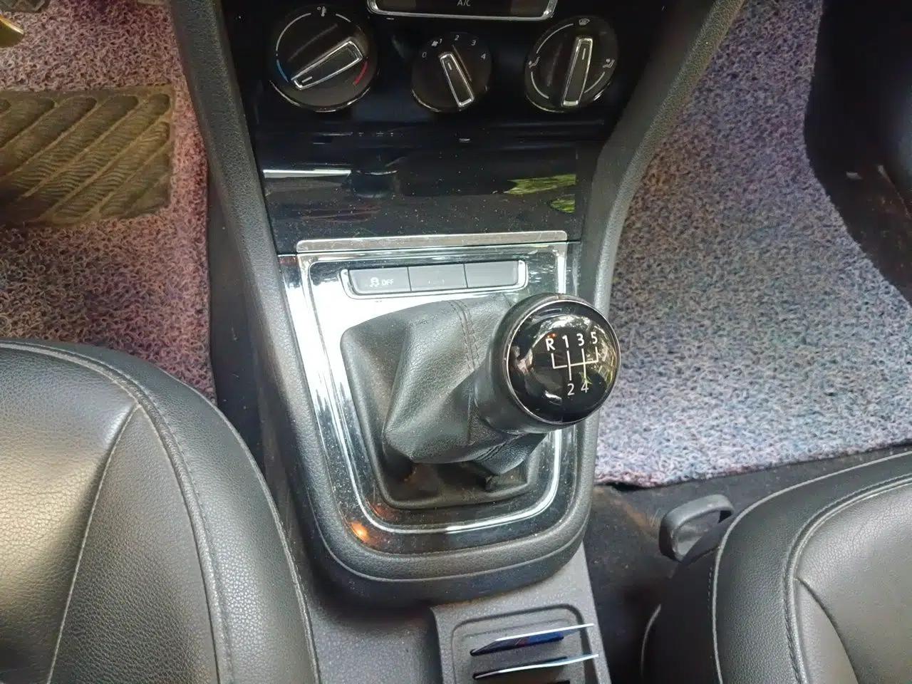 Volkswagen Bora 2013 1.6L Manual Comfort Model — миниатюра 14