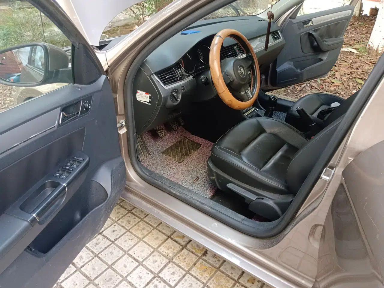 Volkswagen Bora 2013 1.6L Manual Comfort Model — миниатюра 16