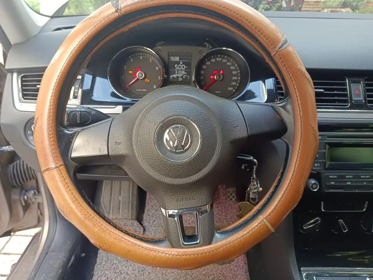 Volkswagen Bora 2013 1.6L Manual Comfort Model — миниатюра 10