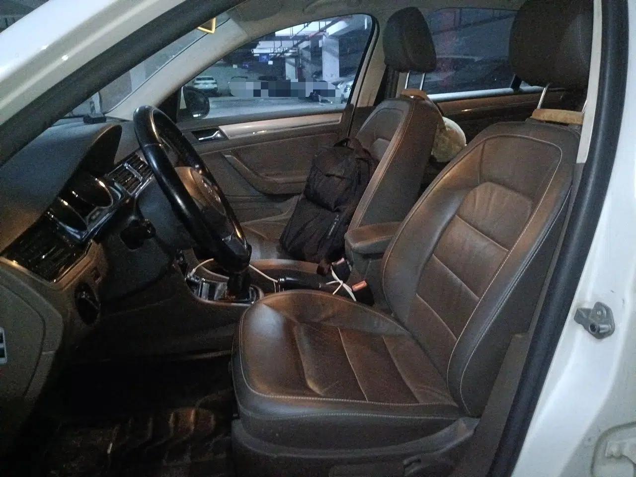 Volkswagen Bora 2013 1.6L Manual Comfort Model — миниатюра 15