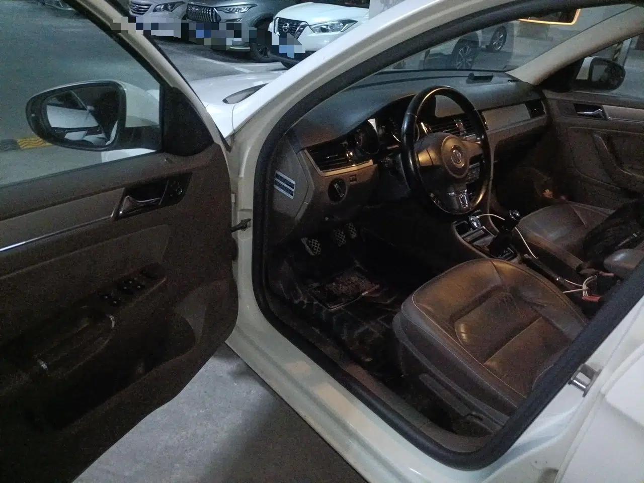 Volkswagen Bora 2013 1.6L Manual Comfort Model — миниатюра 16