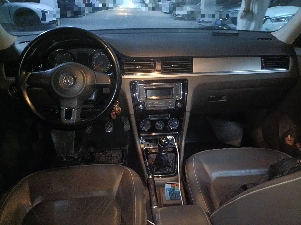 Volkswagen Bora 2013 1.6L Manual Comfort Model — миниатюра 9