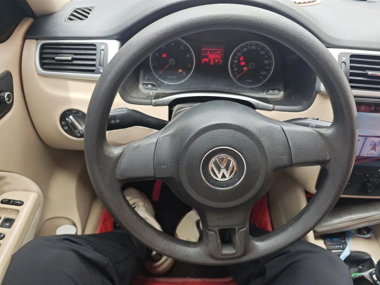 Volkswagen Bora 2011 1.6L Manual Fashion Edition — миниатюра 10