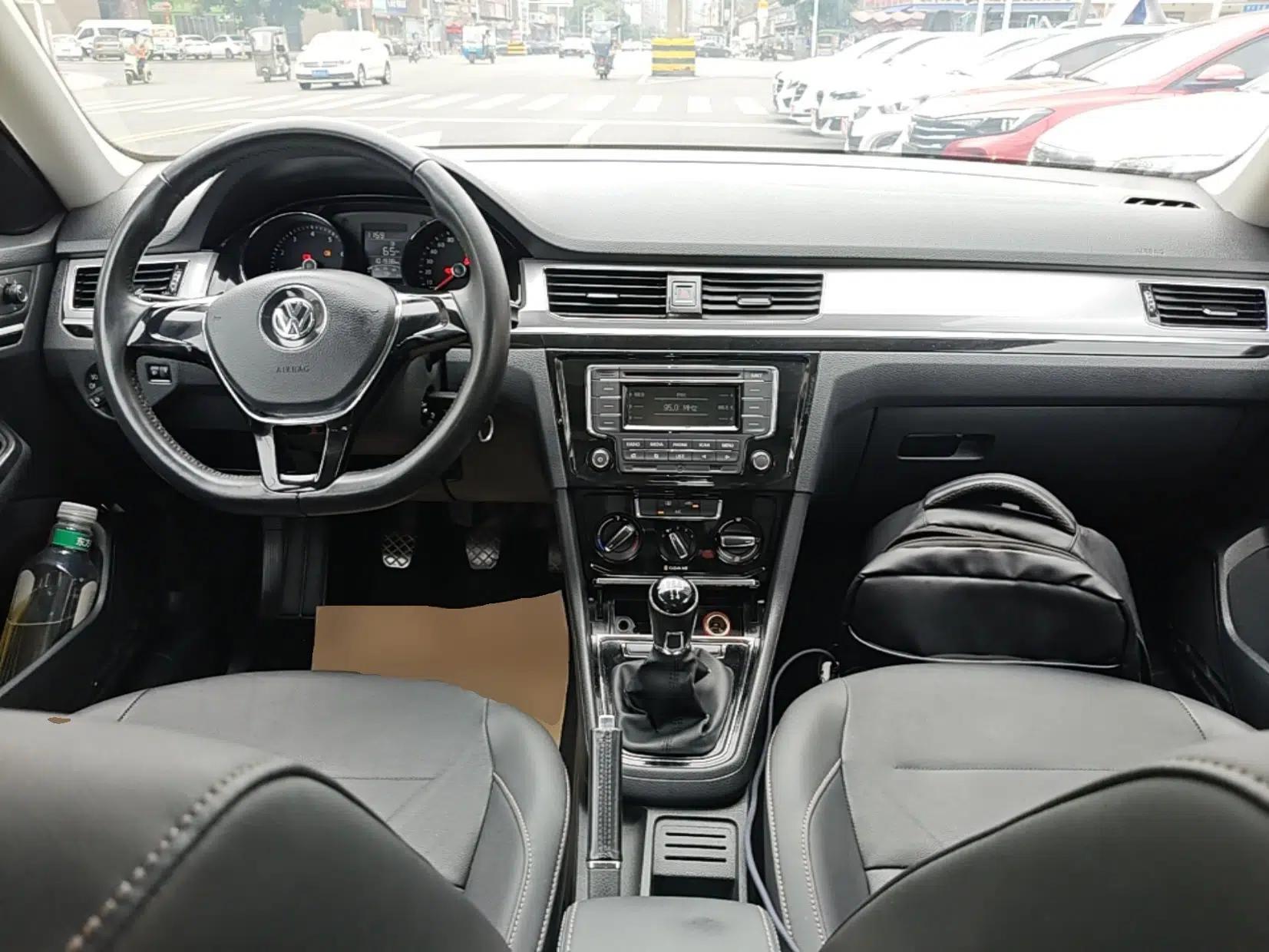 Volkswagen Bora 2017 1.6L Manual Comfort Model — миниатюра 12