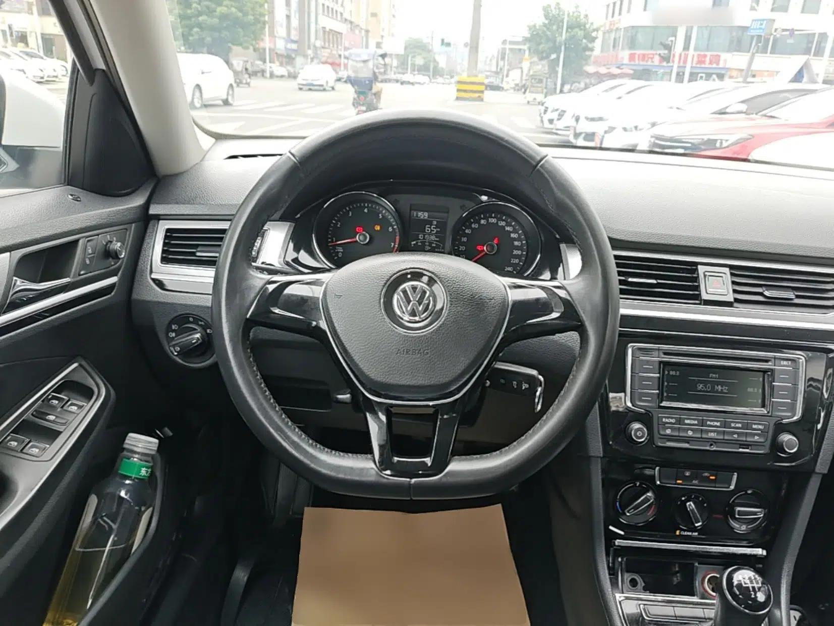 Volkswagen Bora 2017 1.6L Manual Comfort Model — миниатюра 13