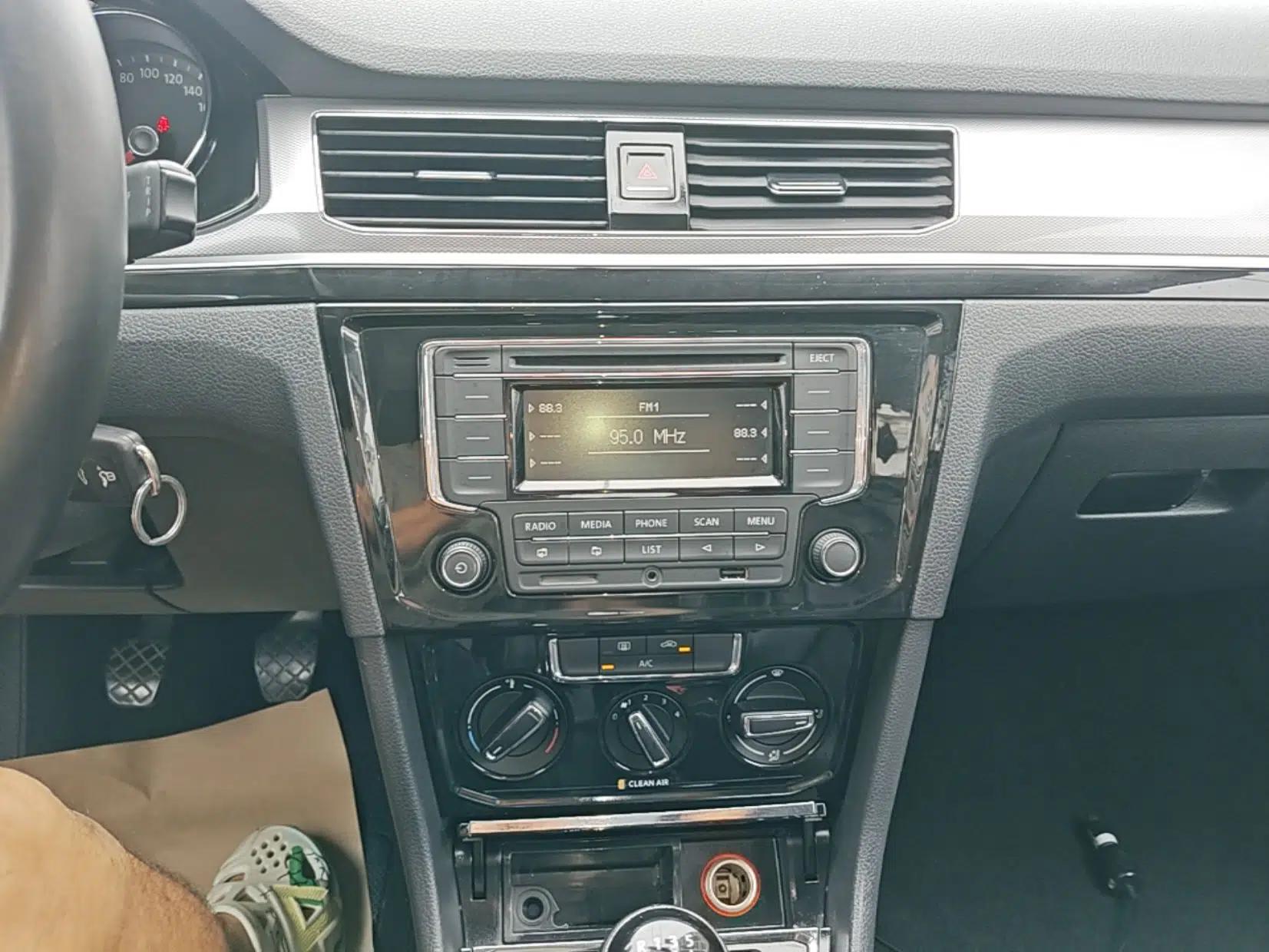 Volkswagen Bora 2017 1.6L Manual Comfort Model — миниатюра 15