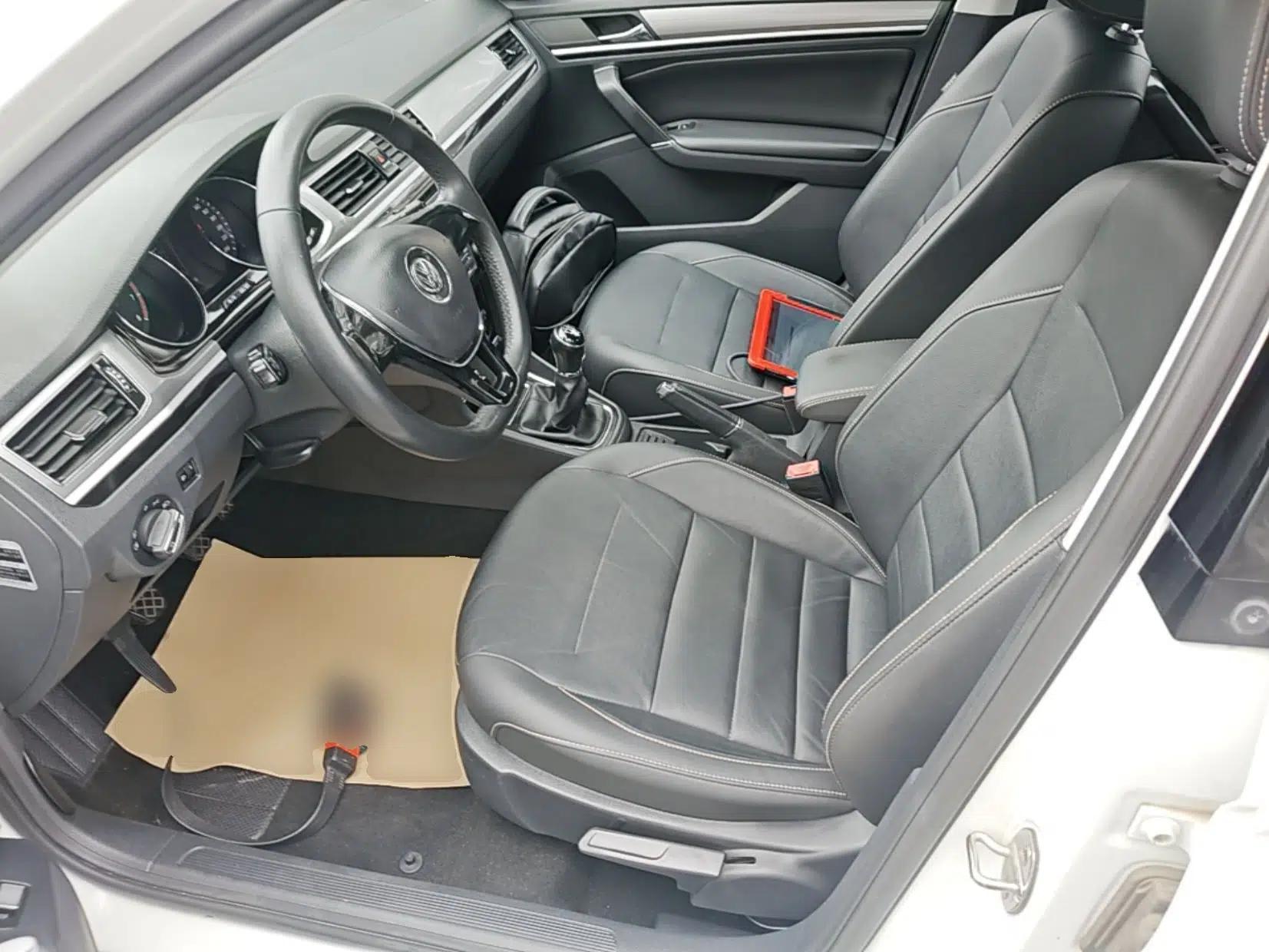 Volkswagen Bora 2017 1.6L Manual Comfort Model — миниатюра 17