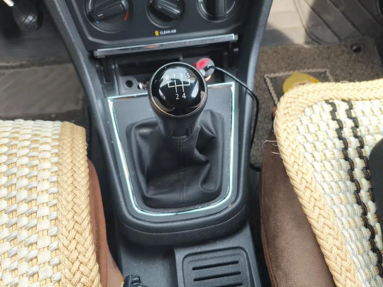 Volkswagen Bora 2017 1.6L Manual Fashion Model — миниатюра 13