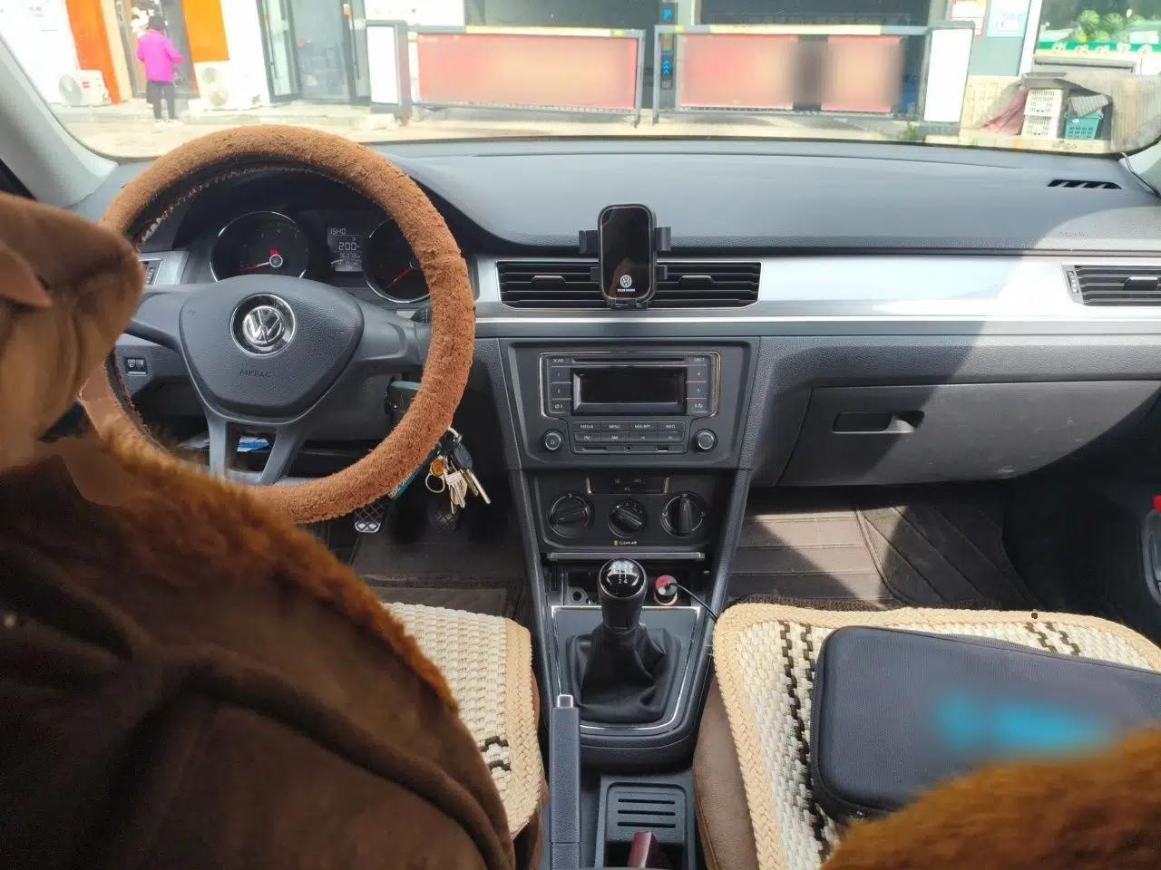 Volkswagen Bora 2017 1.6L Manual Fashion Model — миниатюра 18