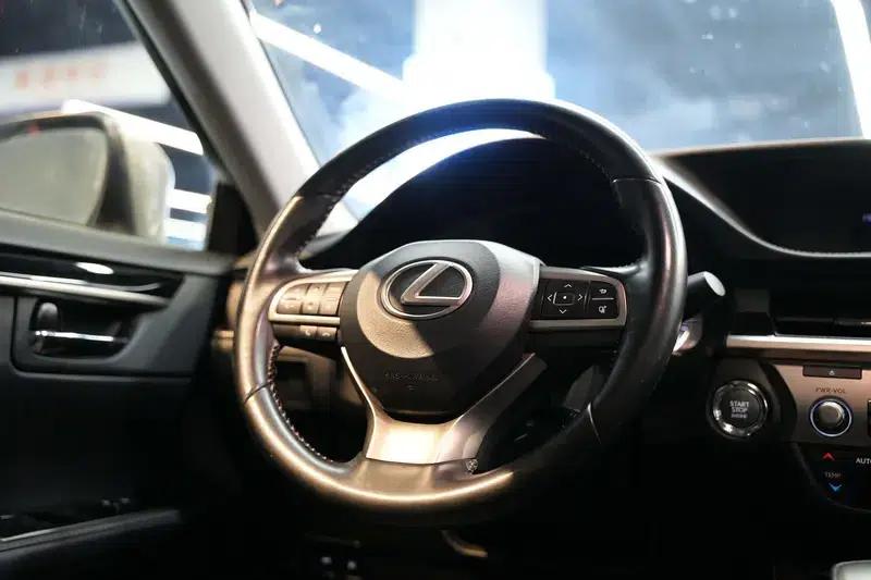 Lexus ES 2015 200 Comfort Edition — миниатюра 13