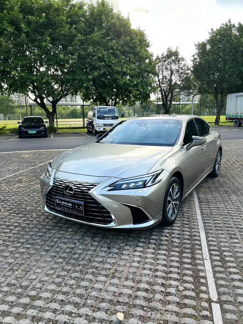 Lexus ES 2025 300h Premium Edition — миниатюра 1