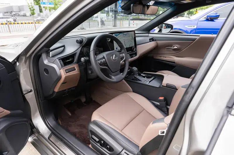 Lexus ES 2025 300h Premium Edition — миниатюра 17