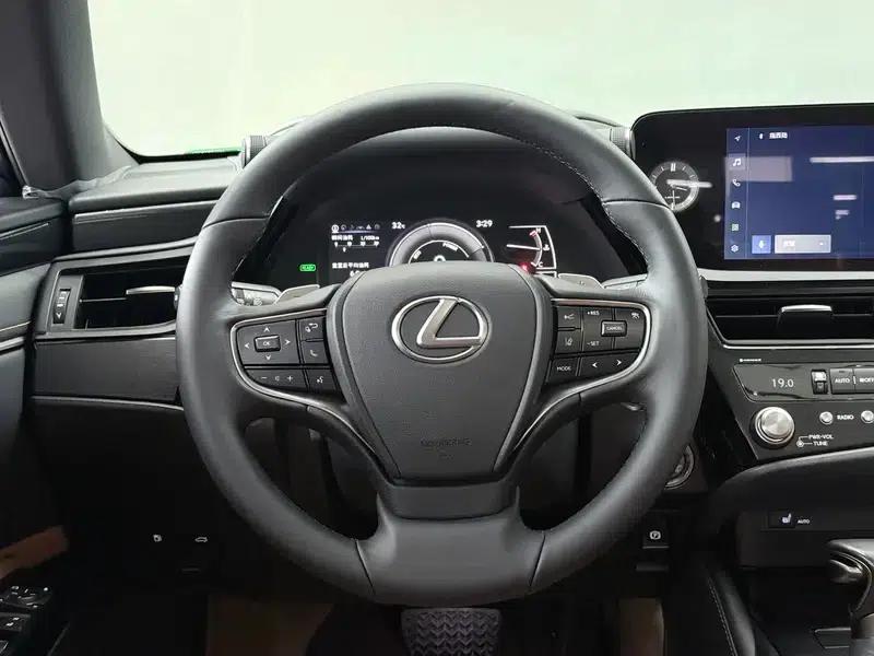 Lexus ES 2022 300h Premium Edition — миниатюра 14