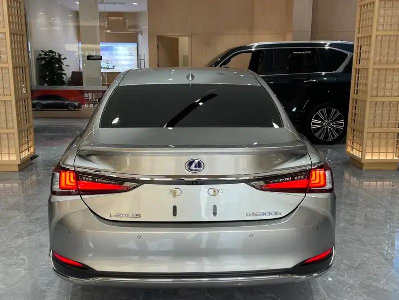 Lexus ES 2022 300h Premium Edition — миниатюра 4