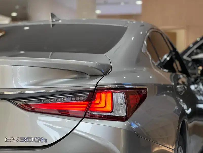 Lexus ES 2022 300h Premium Edition — миниатюра 6