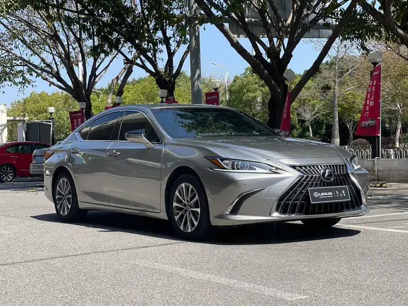 Lexus ES 2022 300h Premium Edition — миниатюра 3