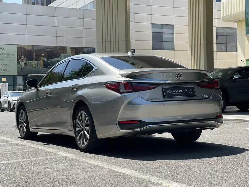 Lexus ES 2022 300h Premium Edition — миниатюра 4