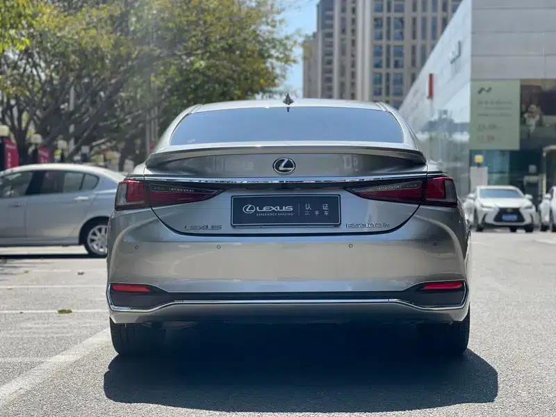Lexus ES 2022 300h Premium Edition — миниатюра 5