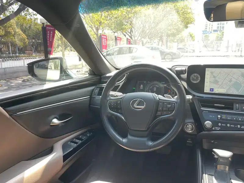 Lexus ES 2022 300h Premium Edition — миниатюра 9