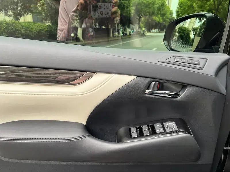 Lexus LM 2020 300h E-Four Four-Seat Executive Edition — миниатюра 12