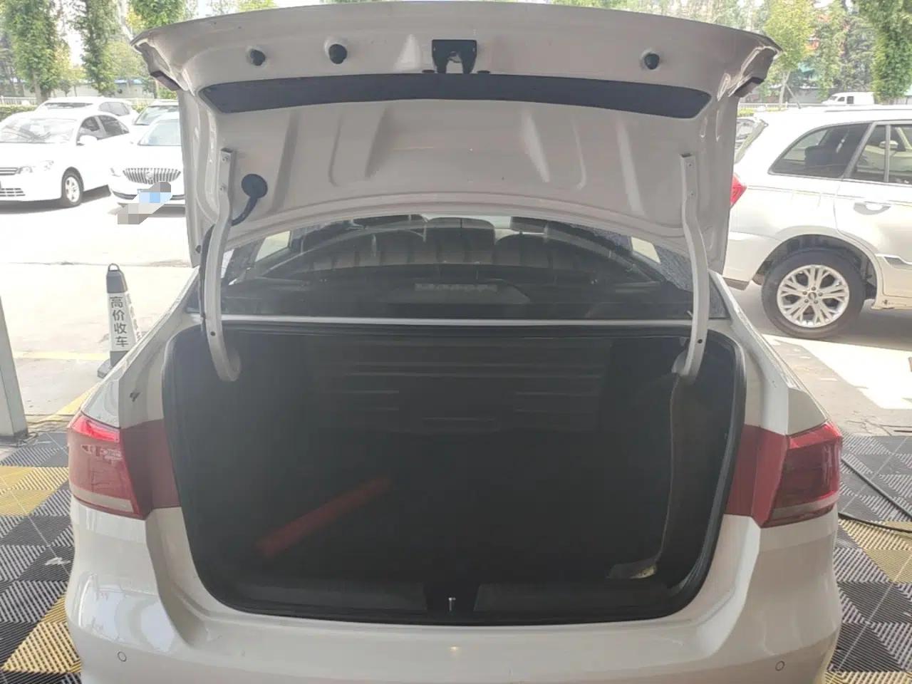 Volkswagen Santana 2015 1.6L Automatic Comfort Edition — миниатюра 27