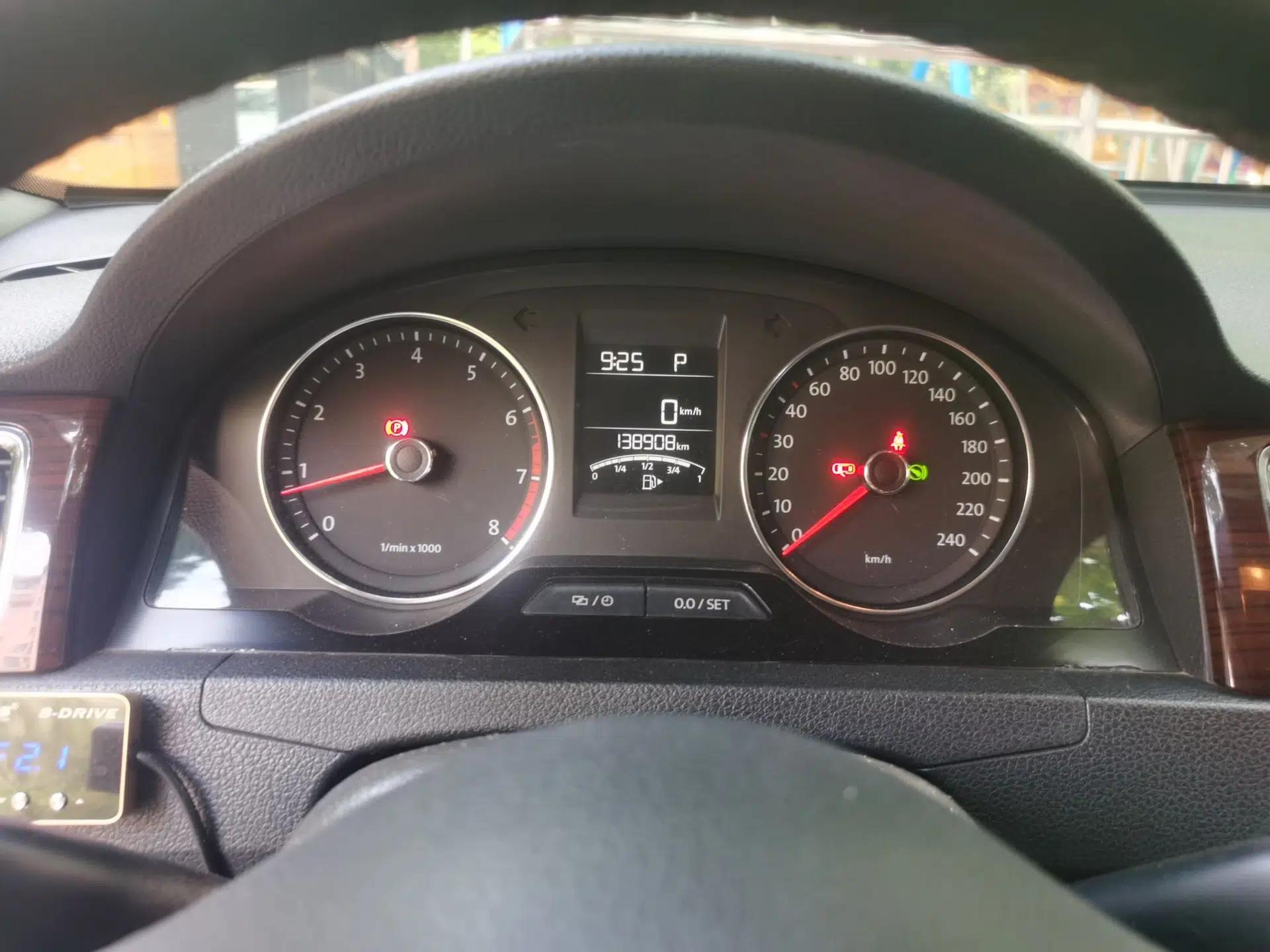 Volkswagen Santana 2015 1.6L Automatic Luxury Edition — миниатюра 11