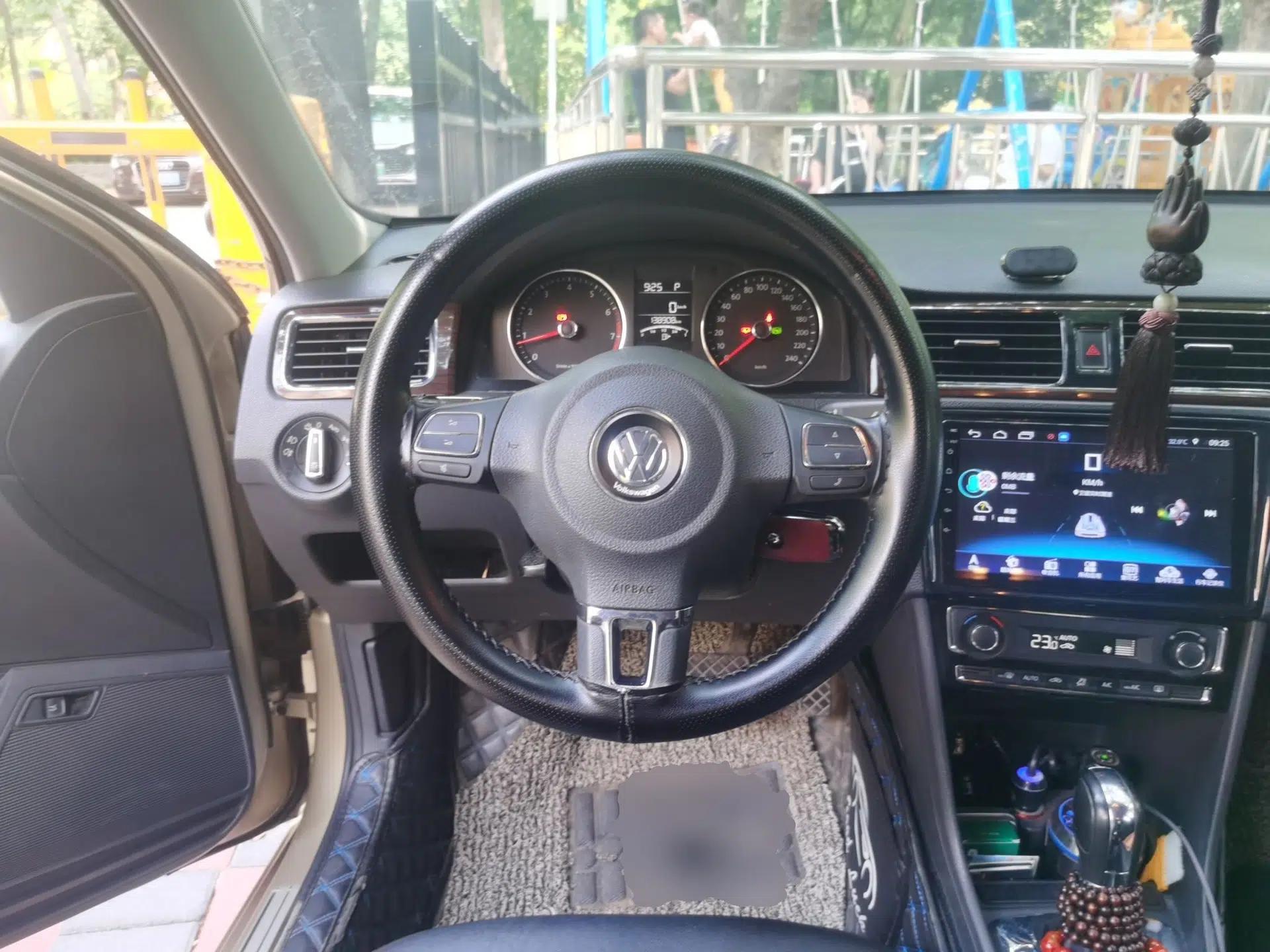 Volkswagen Santana 2015 1.6L Automatic Luxury Edition — миниатюра 10
