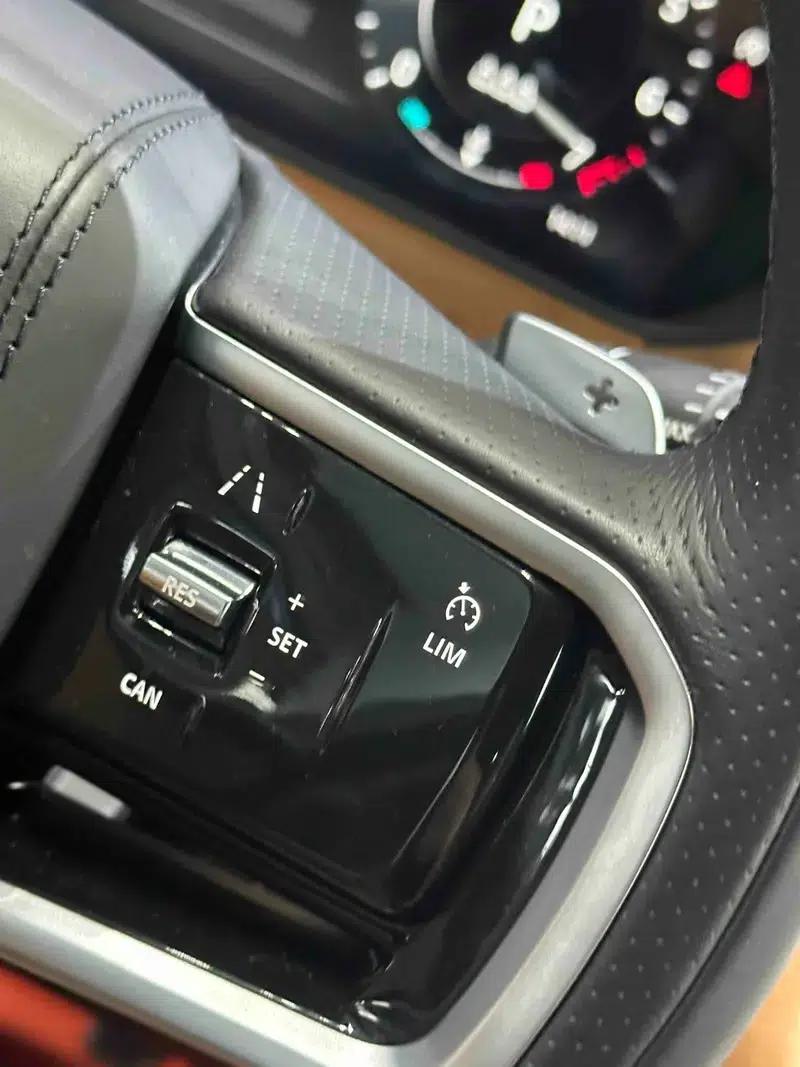 Range Rover Velar 2022 250PS Gold Edition — миниатюра 8