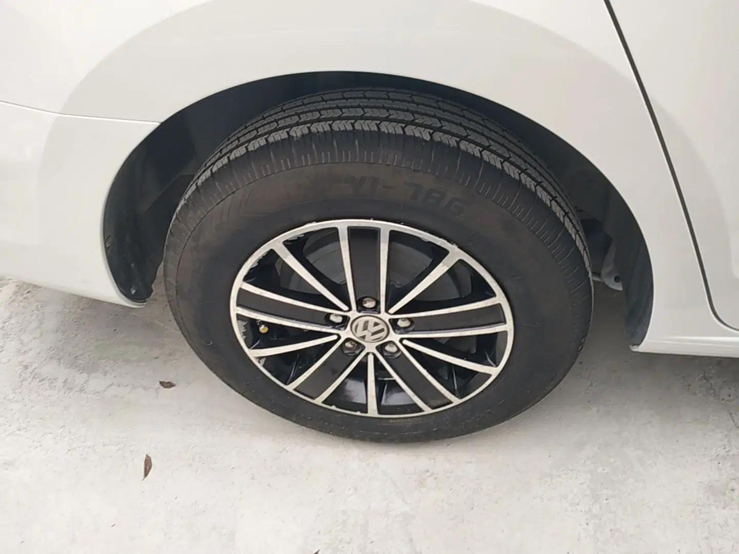 Volkswagen Jetta 2015 Zhuihui Edition 1.4L Manual Fashion Model — миниатюра 11