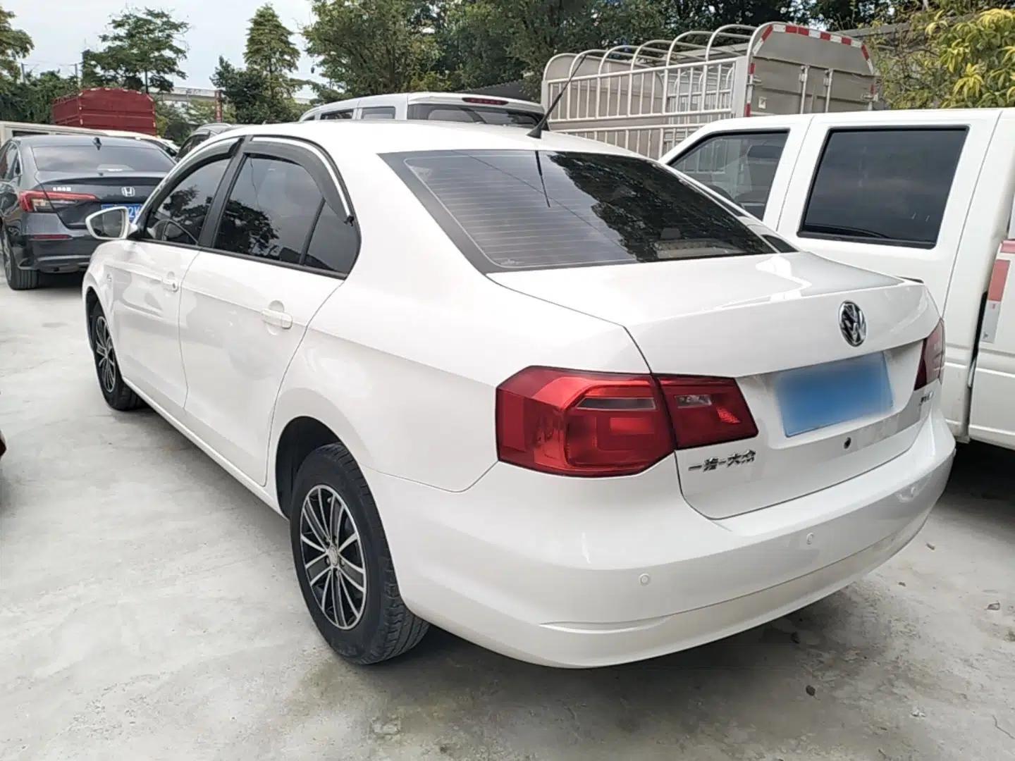 Volkswagen Jetta 2015 Zhuihui Edition 1.4L Manual Fashion Model — миниатюра 4