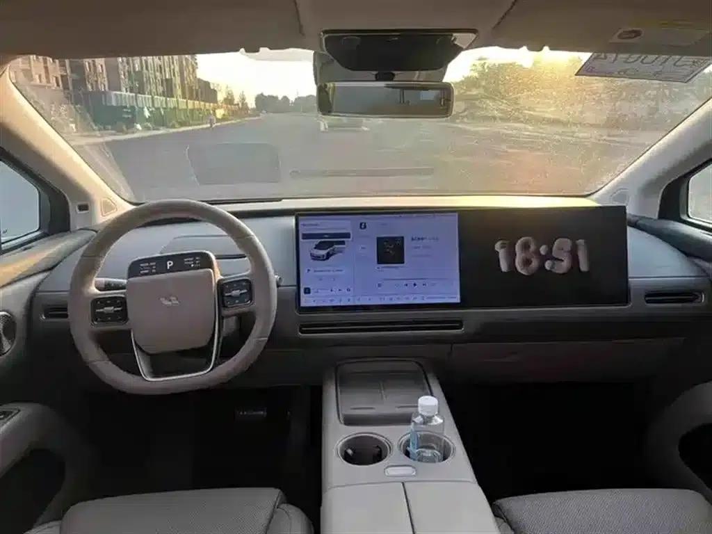 Li Auto i8 2025 Standard Edition — миниатюра 6