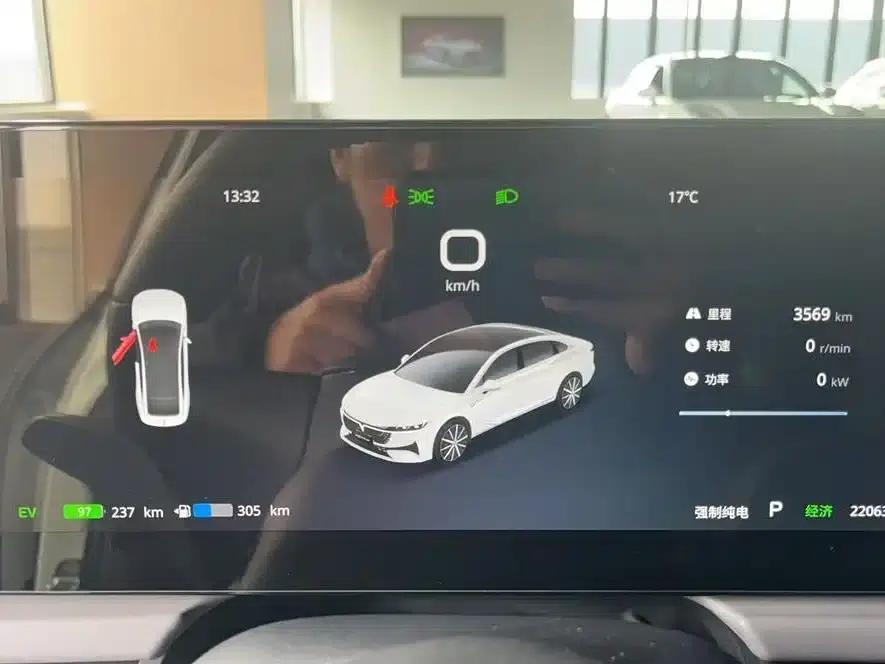 Voyah Chase Light 2024 PHEV AWD Extended Range Executive Edition — миниатюра 14