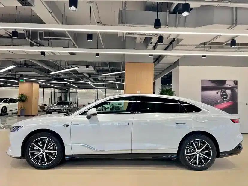 Voyah Chase Light 2024 PHEV AWD Extended Range Executive Edition — миниатюра 3