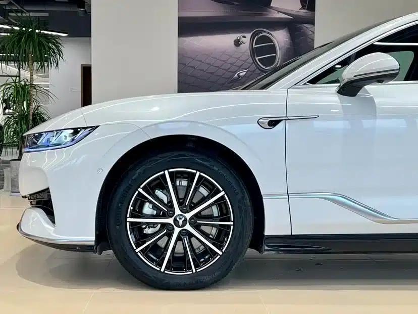 Voyah Chase Light 2024 PHEV AWD Extended Range Executive Edition — миниатюра 4