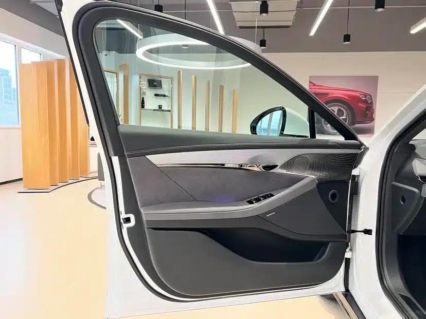 Voyah Chase Light 2024 PHEV AWD Extended Range Executive Edition — миниатюра 7