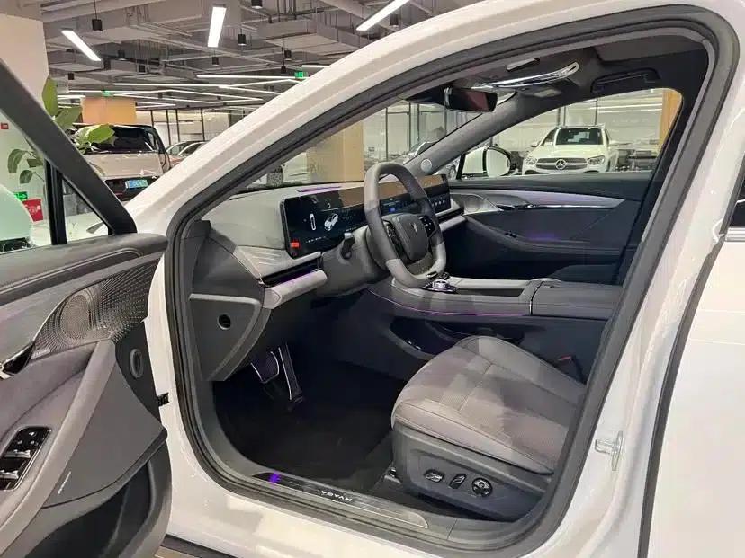 Voyah Chase Light 2024 PHEV AWD Extended Range Executive Edition — миниатюра 8