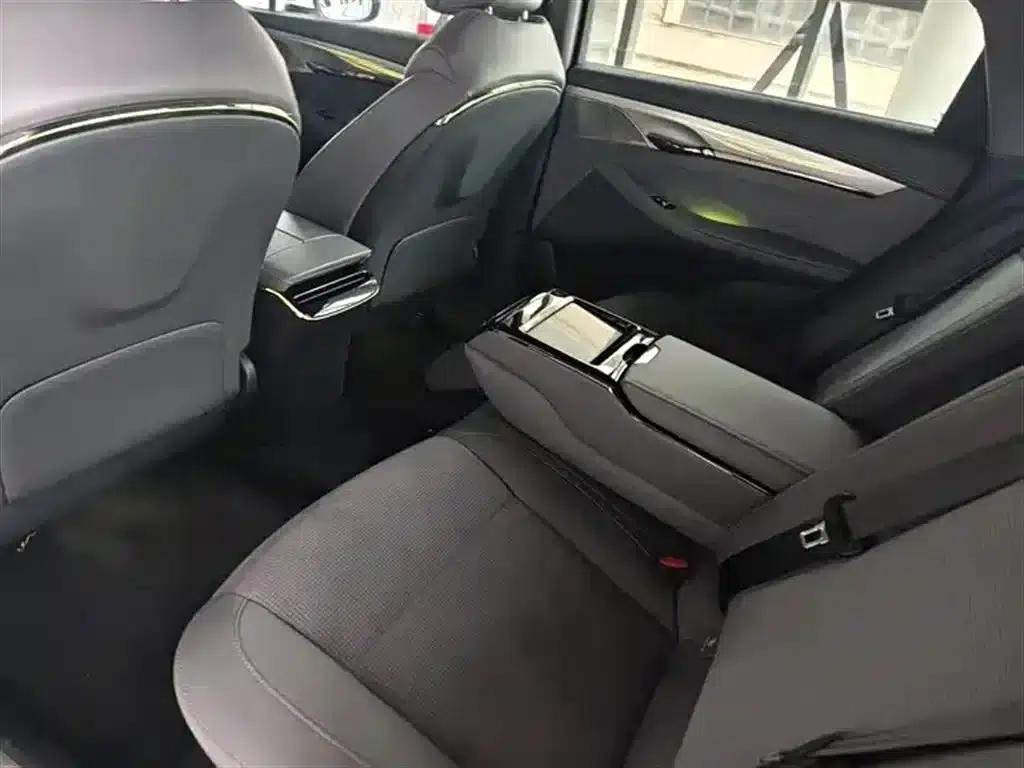 Voyah Chasing the Light 2024 PHEV AWD Long Range Flagship Edition — миниатюра 12