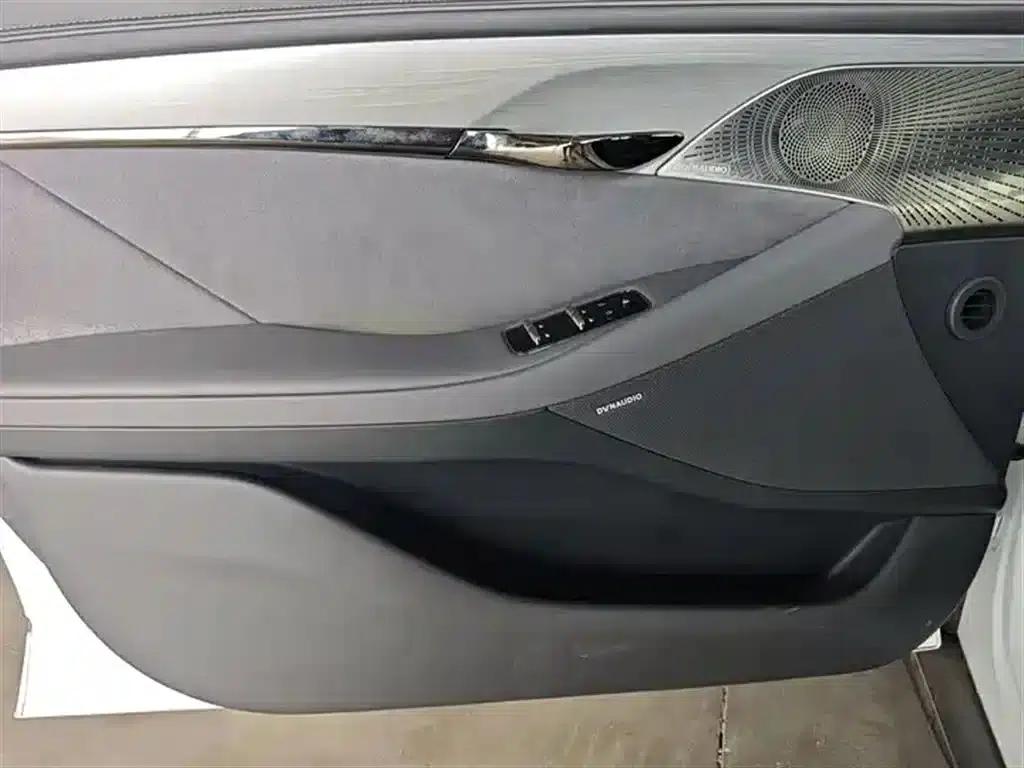 Voyah Chasing the Light 2024 PHEV AWD Long Range Flagship Edition — миниатюра 14
