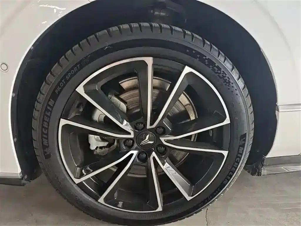 Voyah Chasing the Light 2024 PHEV AWD Long Range Flagship Edition — миниатюра 15