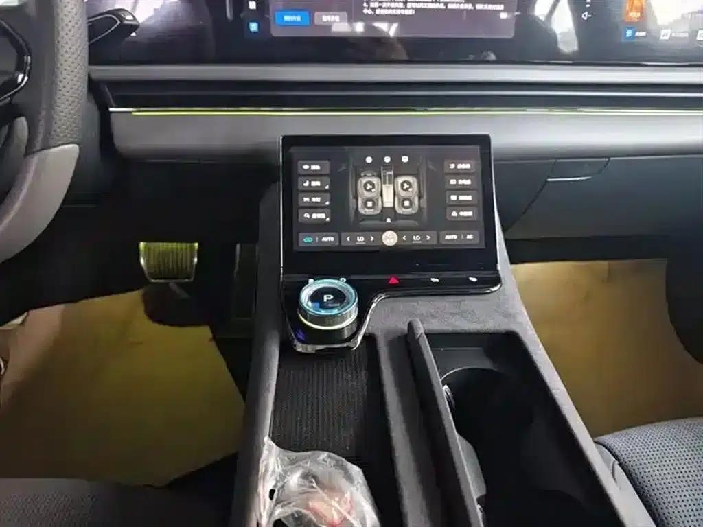 Voyah Chasing the Light 2024 PHEV AWD Long Range Flagship Edition — миниатюра 8