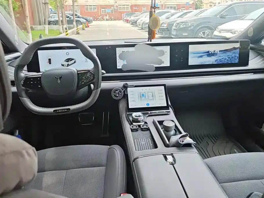 Voyah Chasing the Light 2024 PHEV AWD Long Range Flagship Edition — миниатюра 12