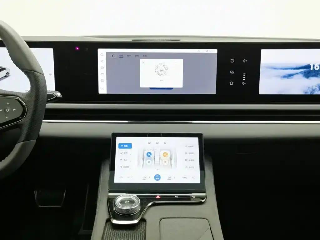 Voyah Chasing the Light 2024 PHEV AWD Long Range Flagship Edition — миниатюра 12