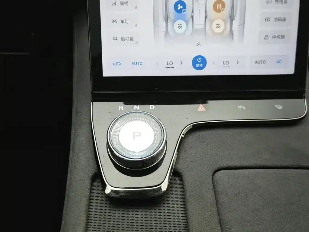 Voyah Chasing the Light 2024 PHEV AWD Long Range Flagship Edition — миниатюра 13
